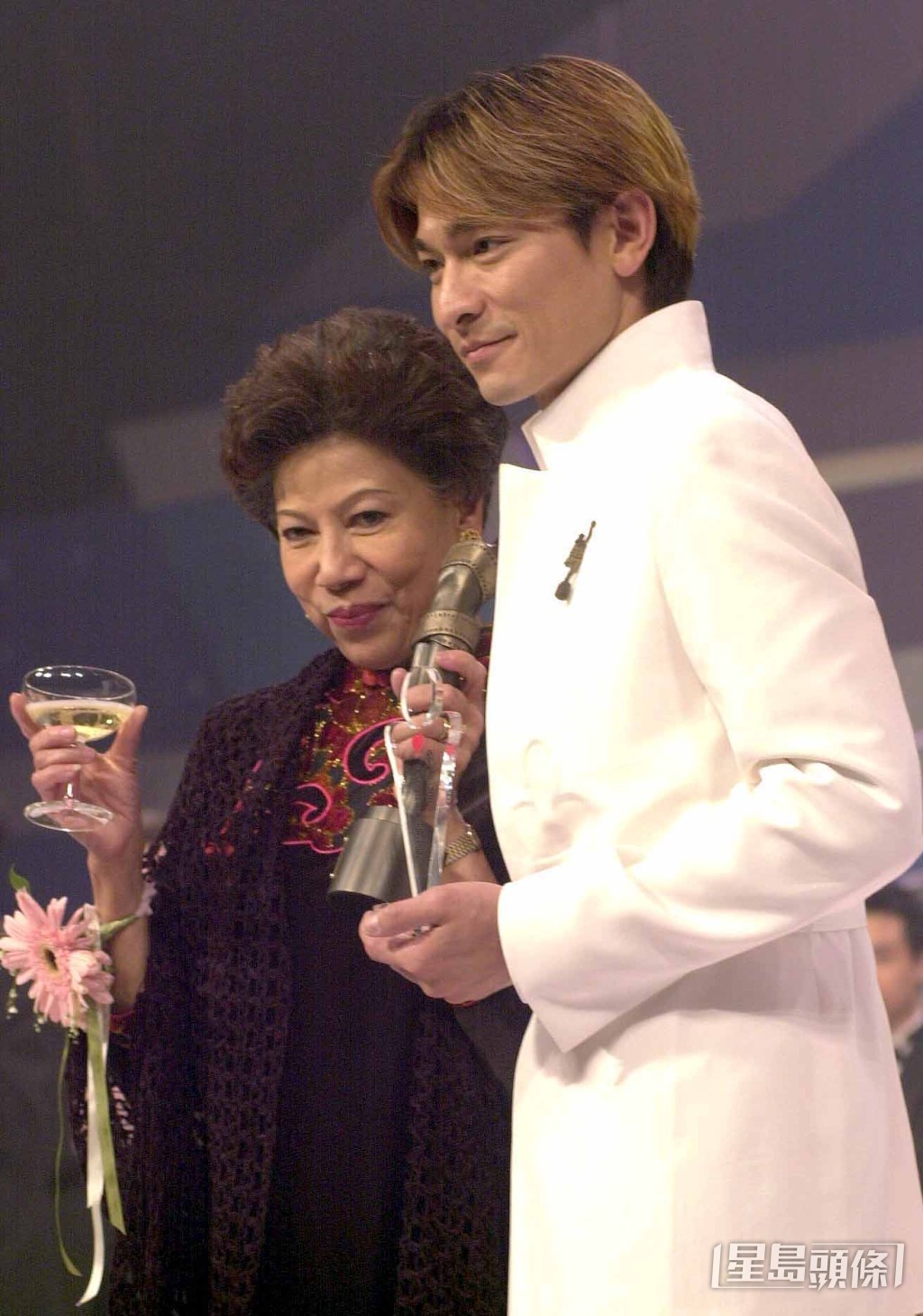 羅蘭2000年以65歲憑《爆裂刑警》成為金像獎影后，至今仍是年紀最大的得獎者。