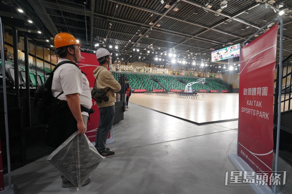 工作人員檢視場地情況。 工作人員檢視場地情況。