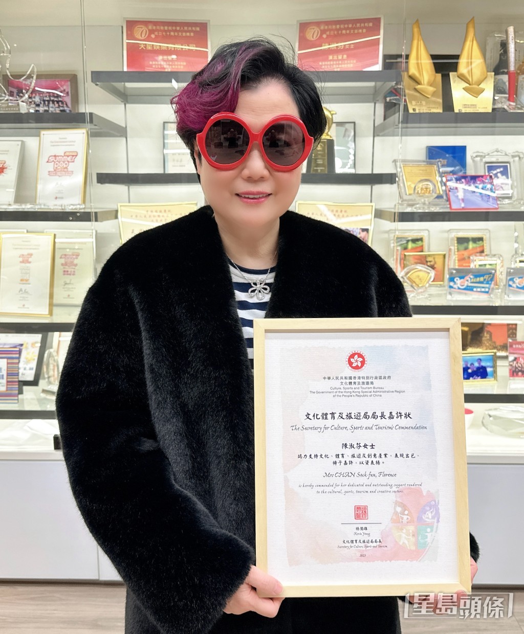 陳太榮獲楊潤雄局長頒發嘉許狀，以表揚她推動文化藝術及創意產業發展的出色表現。