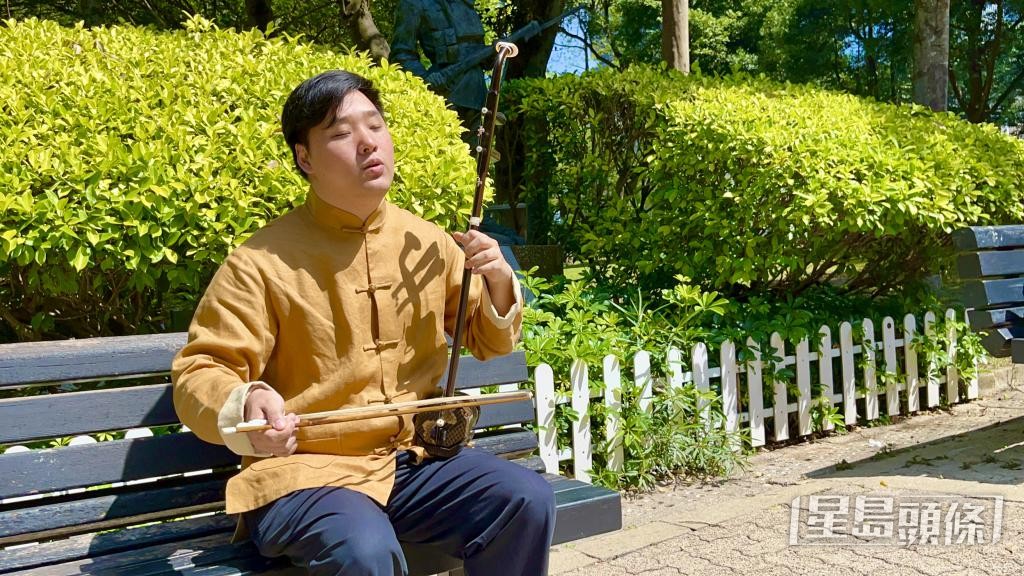 12歲時視力退化曾令楊恩華意志消沉，祖母鼓勵他學習二胡，成了人生的轉捩點。 受訪者提供