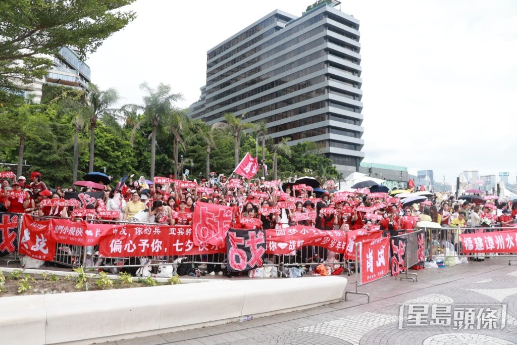 粉絲紅海應援攻陷尖沙咀。 粉絲紅海應援攻陷尖沙咀。