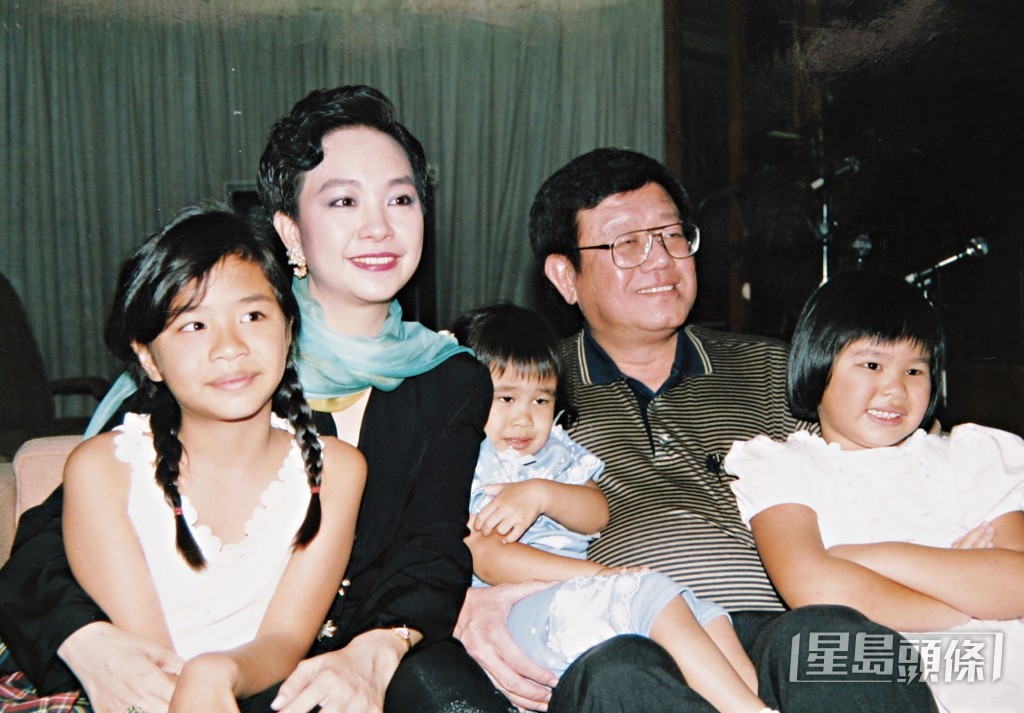 陈秋霞(左二)育有三个女儿，自言跟丈夫(右二)也非重男轻女，只求女儿快乐就好。（东周刊图片）