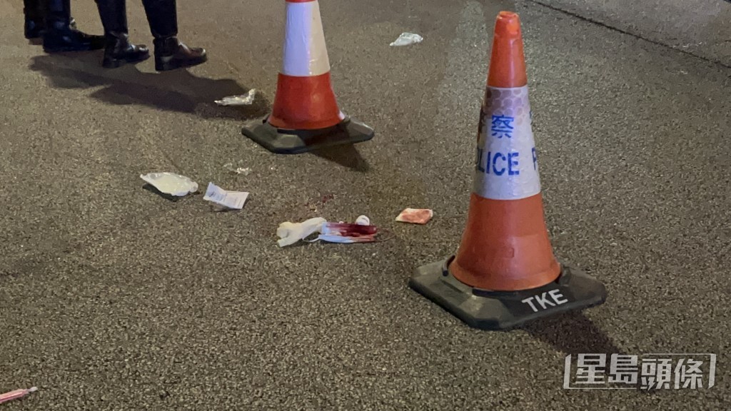 地面遺留染血紗布。 地面遺留染血紗布。