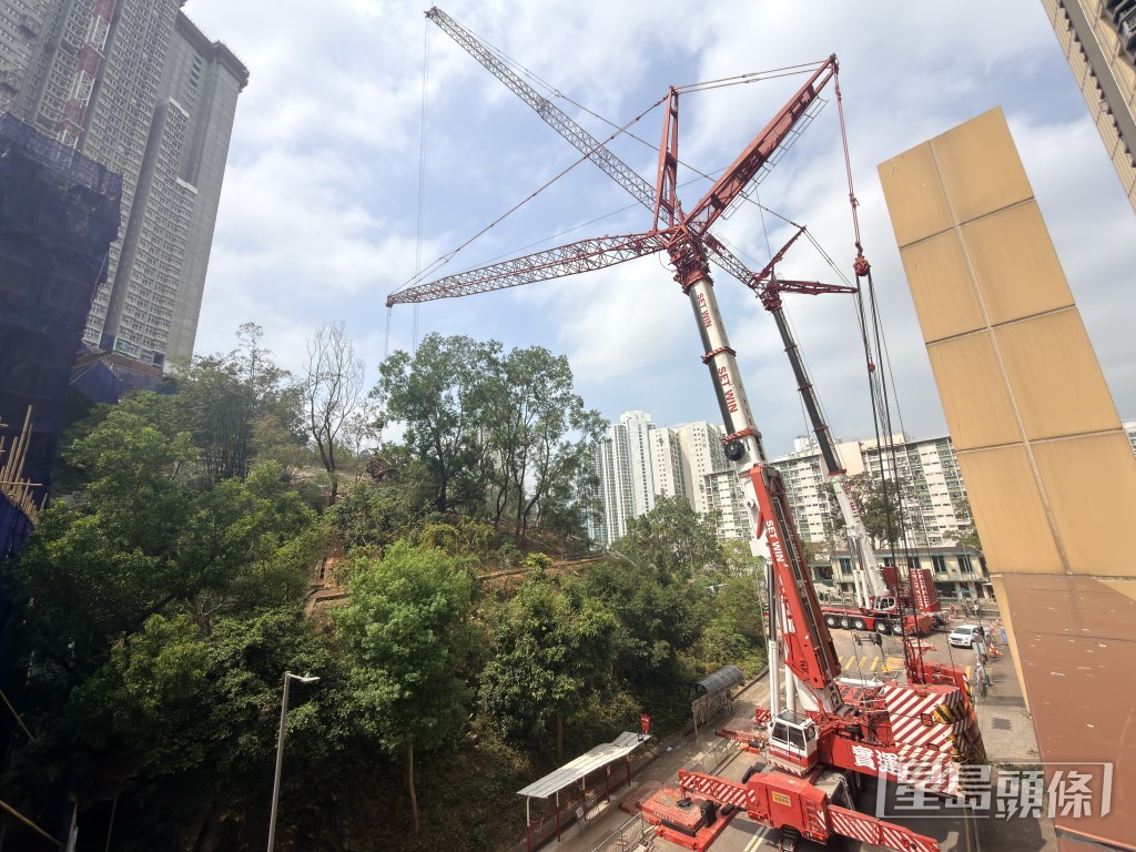 葵涌大窩口道一個公屋地盤上周四(19日)發生天秤倒塌奪命意外。梁國峰攝 葵涌大窩口道一個公屋地盤上周四(19日)發生天秤倒塌奪命意外。梁國峰攝