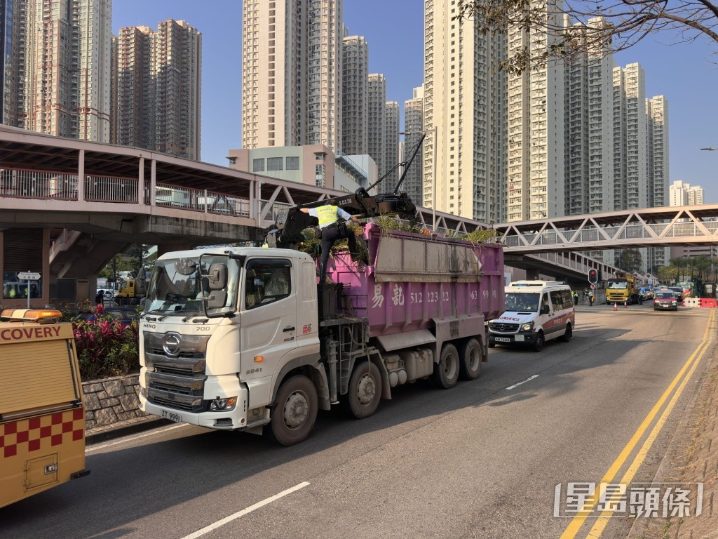 有交通警爬上吊車車斗上，協助將吊臂與架空電纜分開。梁國峰攝