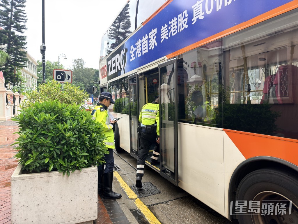 警員登上巴士調查。 警員登上巴士調查。