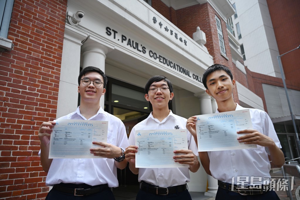 聖保羅男女中學3名超級狀元。左起:龔炘朗、黃嘉揚、鄭曣載。蘇正謙攝 聖保羅男女中學3名超級狀元。左起:龔炘朗、黃嘉揚、鄭曣載。蘇正謙攝
