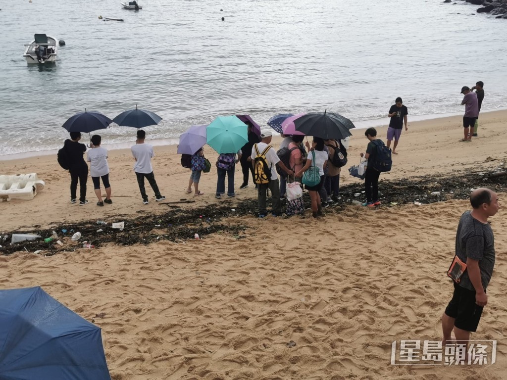 不少村民只能乘快艇外出。村民提供圖片