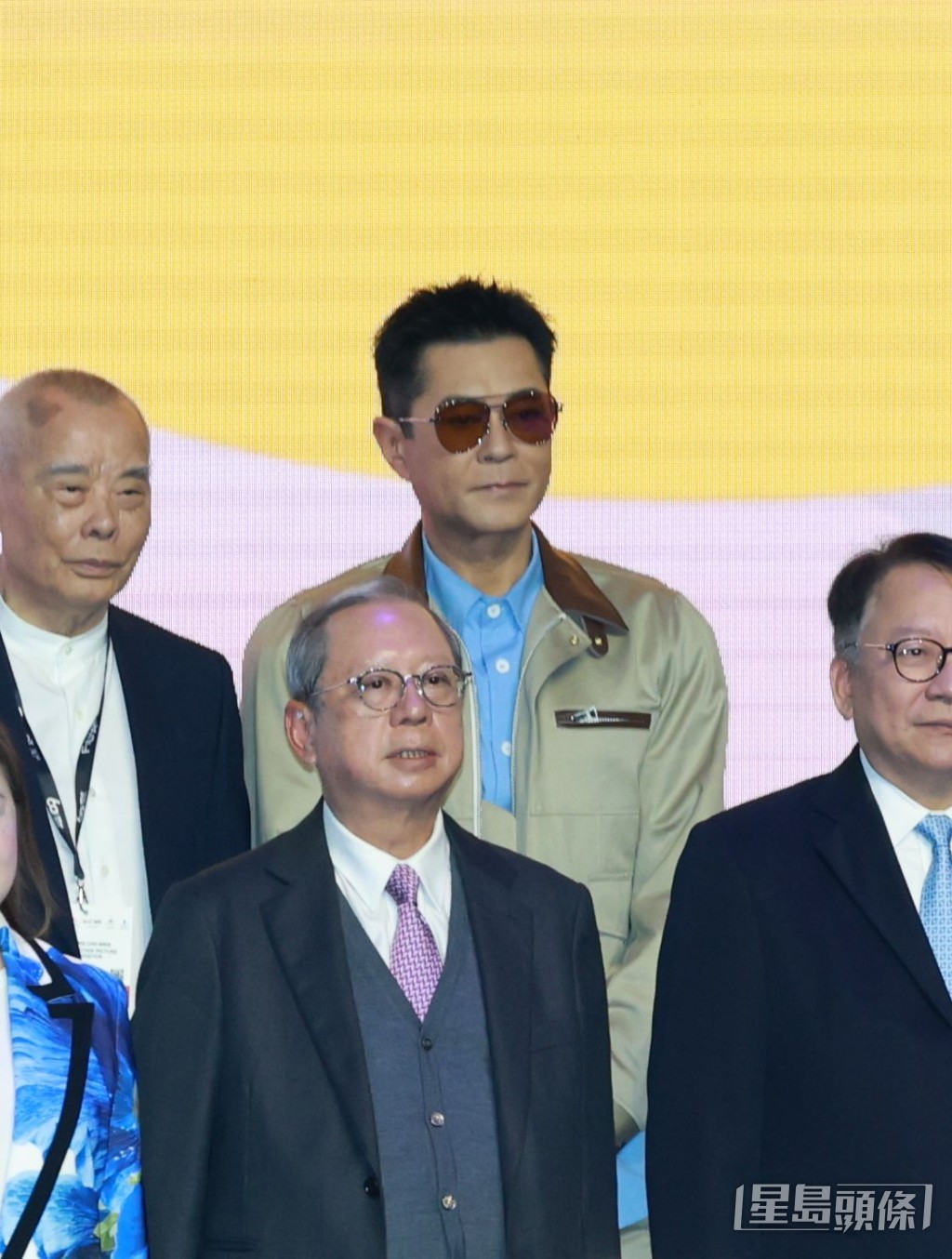 古仔企后排。