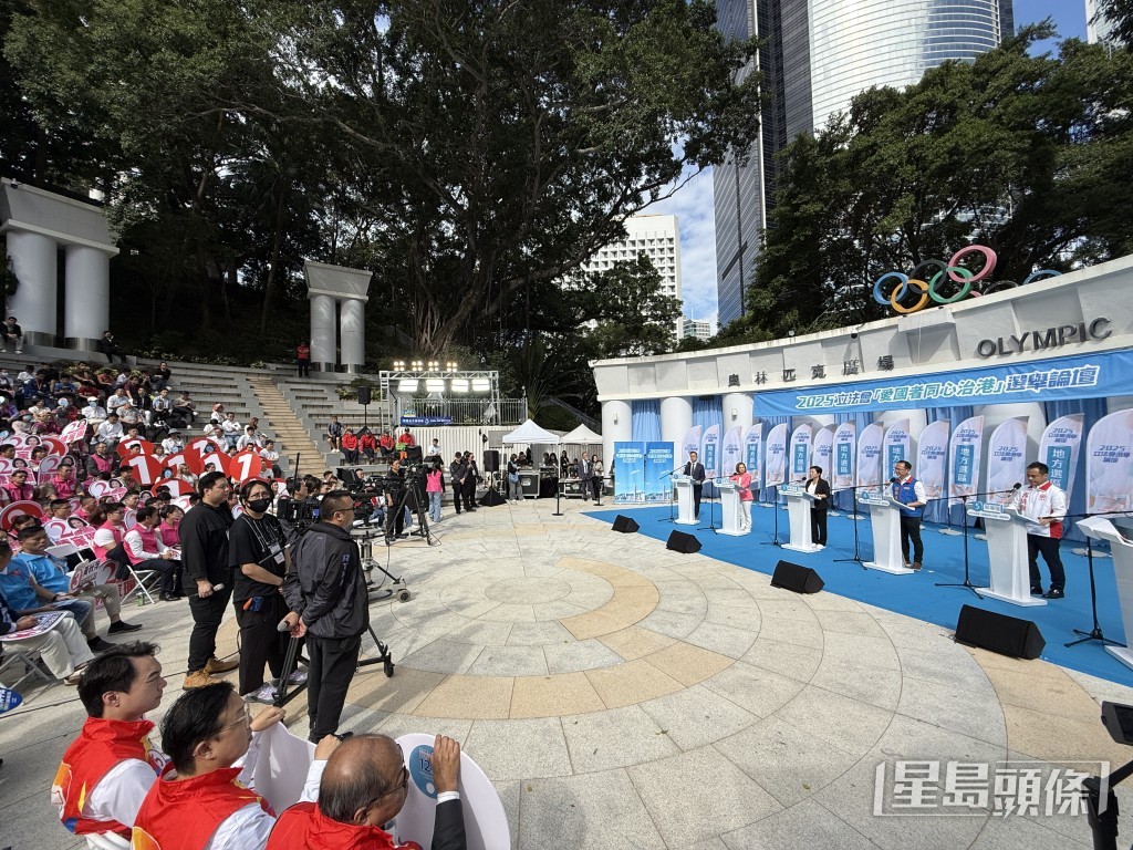 論壇於早上9時半開始一度發生小插曲,首3名候選人介紹政綱後,出現技術故障。 論壇於早上9時半開始一度發生小插曲,首3名候選人介紹政綱後,出現技術故障。