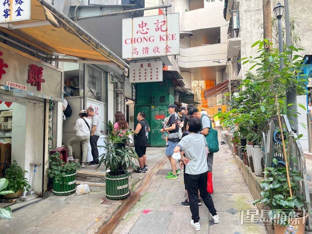 金行出現排隊人龍。曹露尹攝 金行出現排隊人龍。曹露尹攝