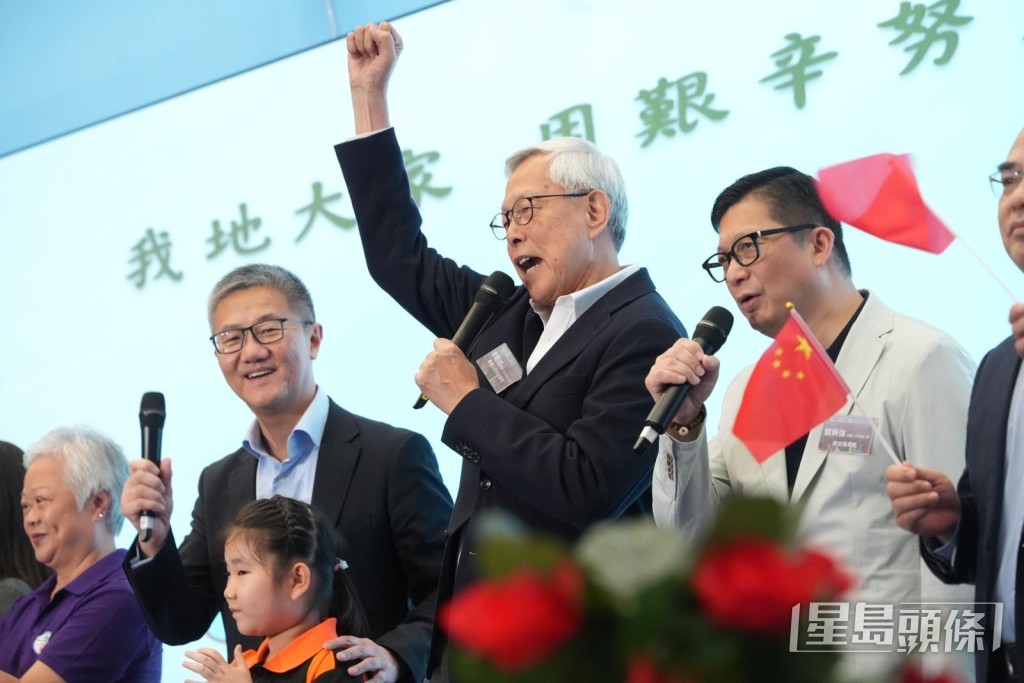 3任警務處處長與在場嘉賓一起高唱《獅子山下》,祝願香港和國家未來更好。劉駿軒攝 3任警務處處長與在場嘉賓一起高唱《獅子山下》,祝願香港和國家未來更好。劉駿軒攝
