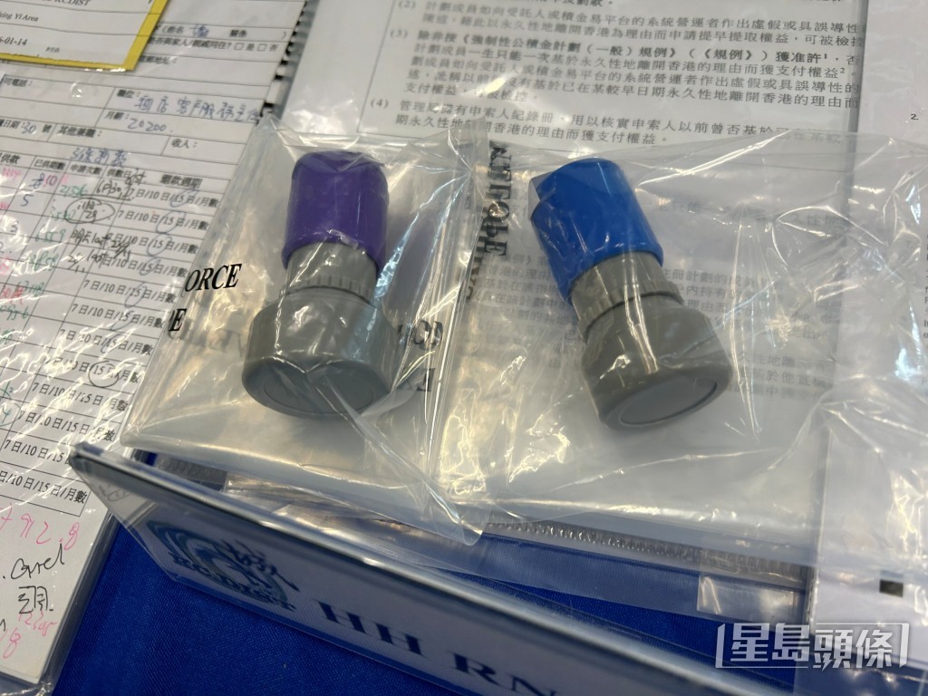 大批涉案文件及印章。