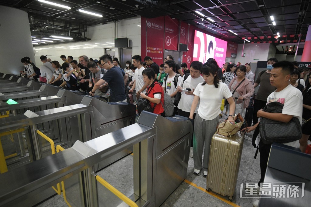 據入境處數據，截至今日（30日）下午4時，經西九出入境人次約7.1萬。陳浩元攝