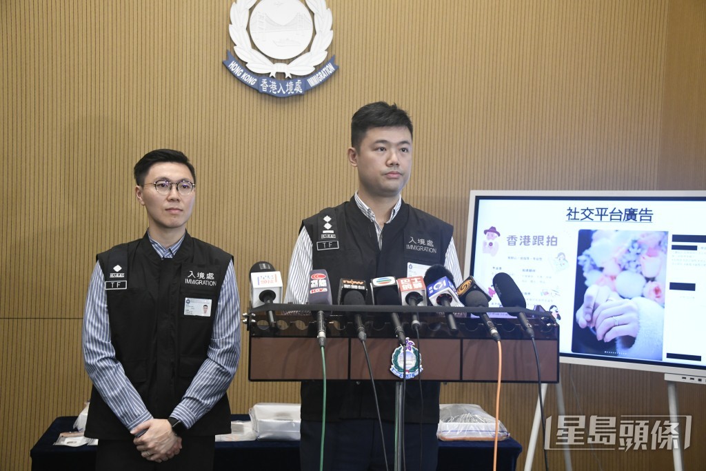 入境處特遣隊副指揮官梁梓聰(圖右)講述行動詳情。