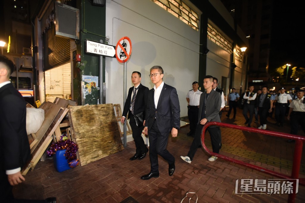 警務處處長蕭澤頤更親自到場督師。黃文威攝