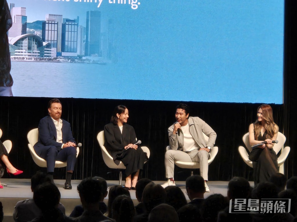 演員在台上交流分享。