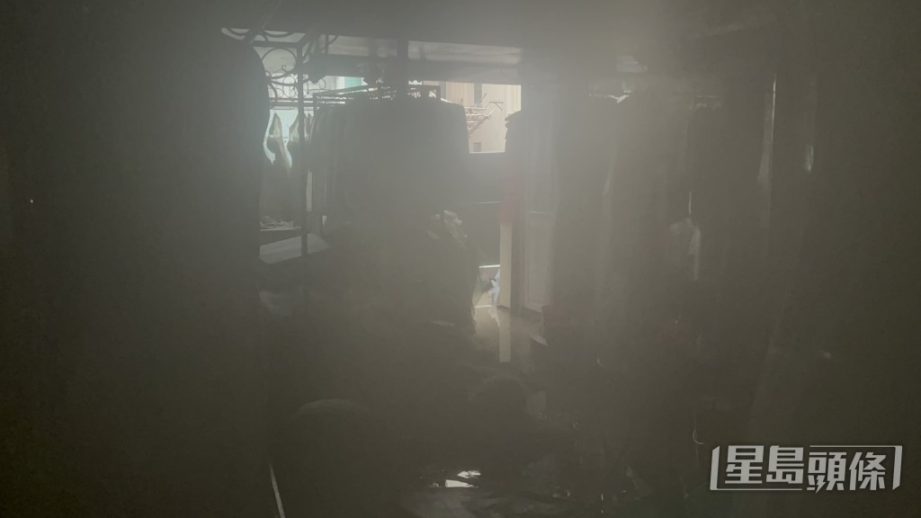 舖內漆黑一片。 舖內漆黑一片。