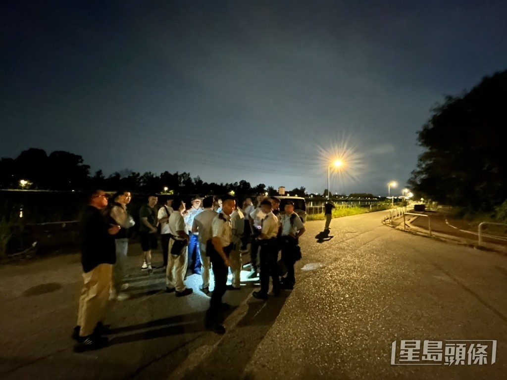 警方再夥漁護署到事發現場一帶捉狗。曾志恆攝 警方再夥漁護署到事發現場一帶捉狗。曾志恆攝