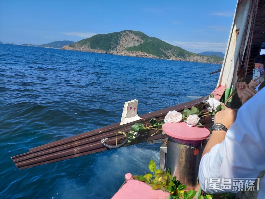 劉銳業帶學生「出海」,讓學生近距離了解「海葬」儀式。 劉銳業帶學生「出海」,讓學生近距離了解「海葬」儀式。