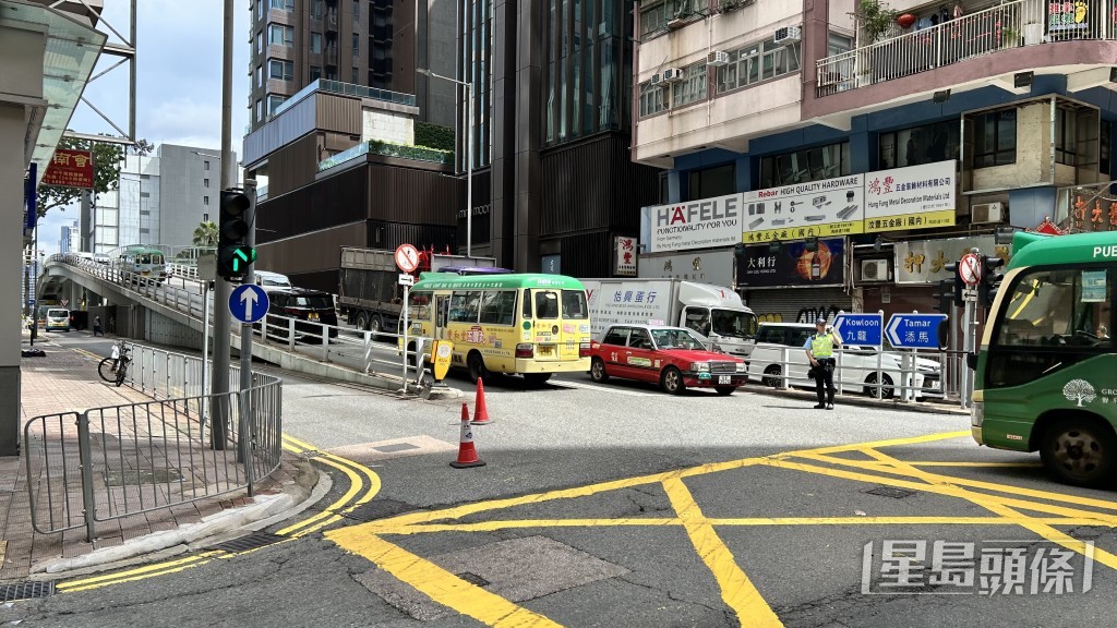運輸署宣布，因路面下陷，告士打道輔助道路(往中環方向)近馬師道的唯一行車線現已封閉，所有車輛必須左轉往駱克道行駛。