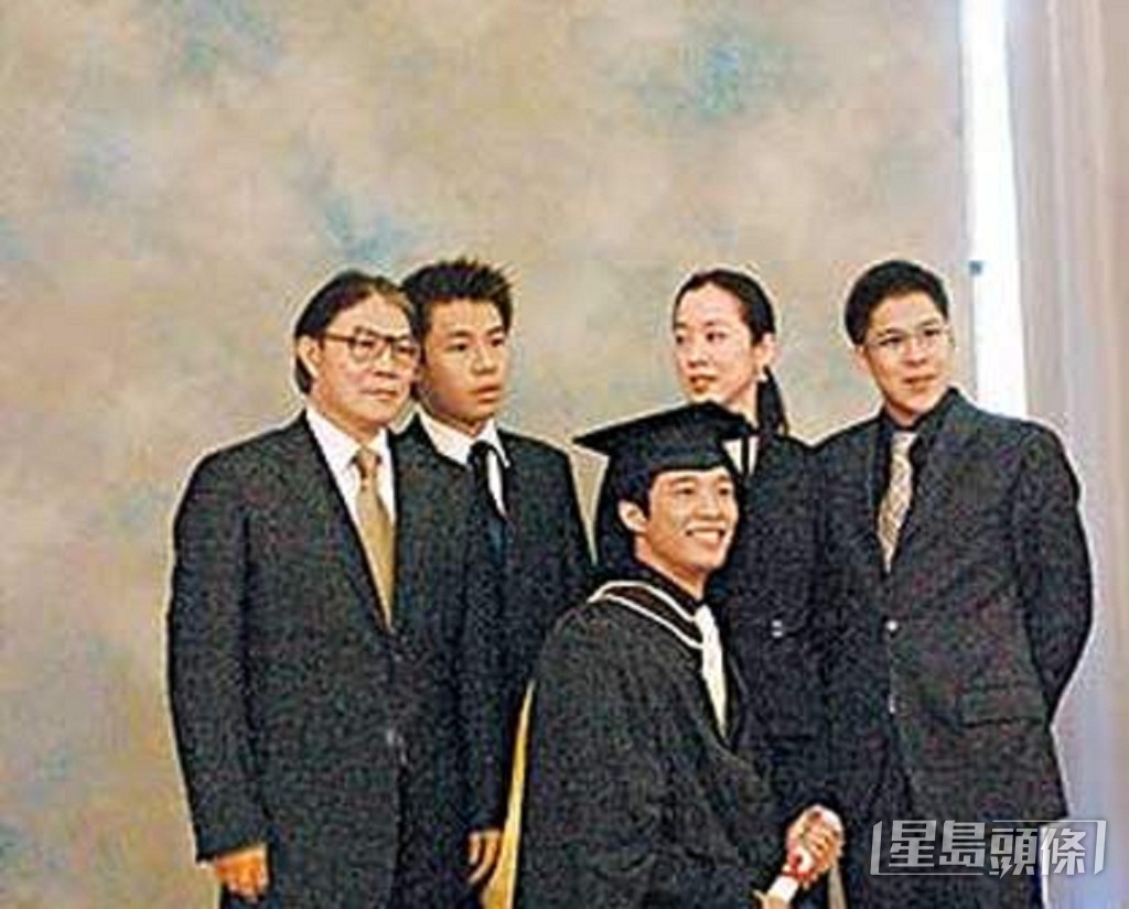 朱玲玲與霍震霆育有三名兒子霍啟剛、霍啟山及霍啟仁。 朱玲玲與霍震霆育有三名兒子霍啟剛、霍啟山及霍啟仁。