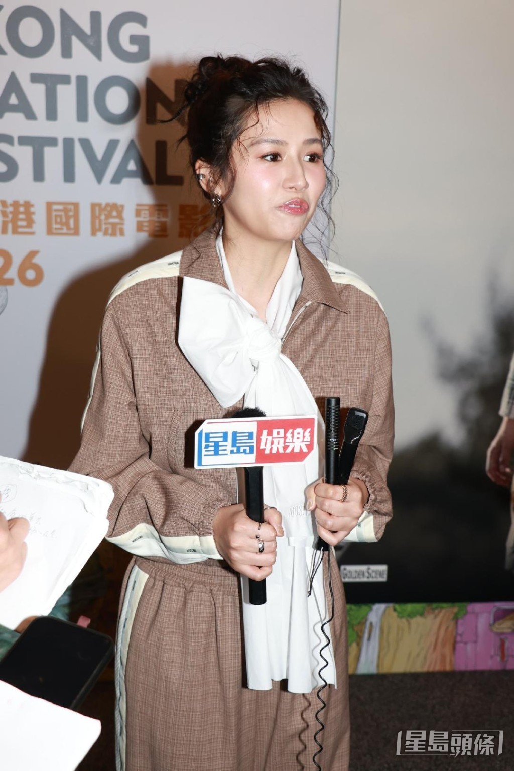如果公司要求她交出社交帳號密碼，楊偲泳堅決說：「梗係唔制啦。」