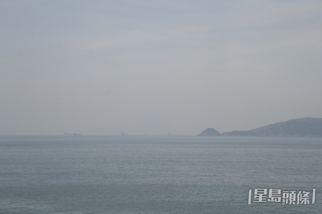 南丫島對開海面有印尼貨船缺糧缺水。楊偉亨攝 南丫島對開海面有印尼貨船缺糧缺水。楊偉亨攝