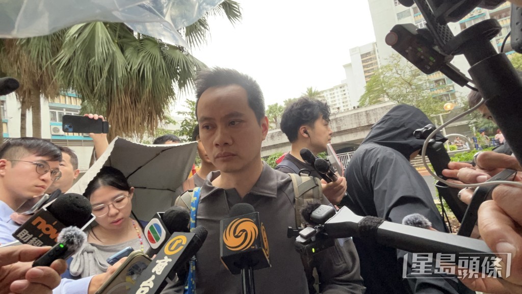 謝先生主要執拾文件、證件及有紀念價值的東西。 謝先生主要執拾文件、證件及有紀念價值的東西。