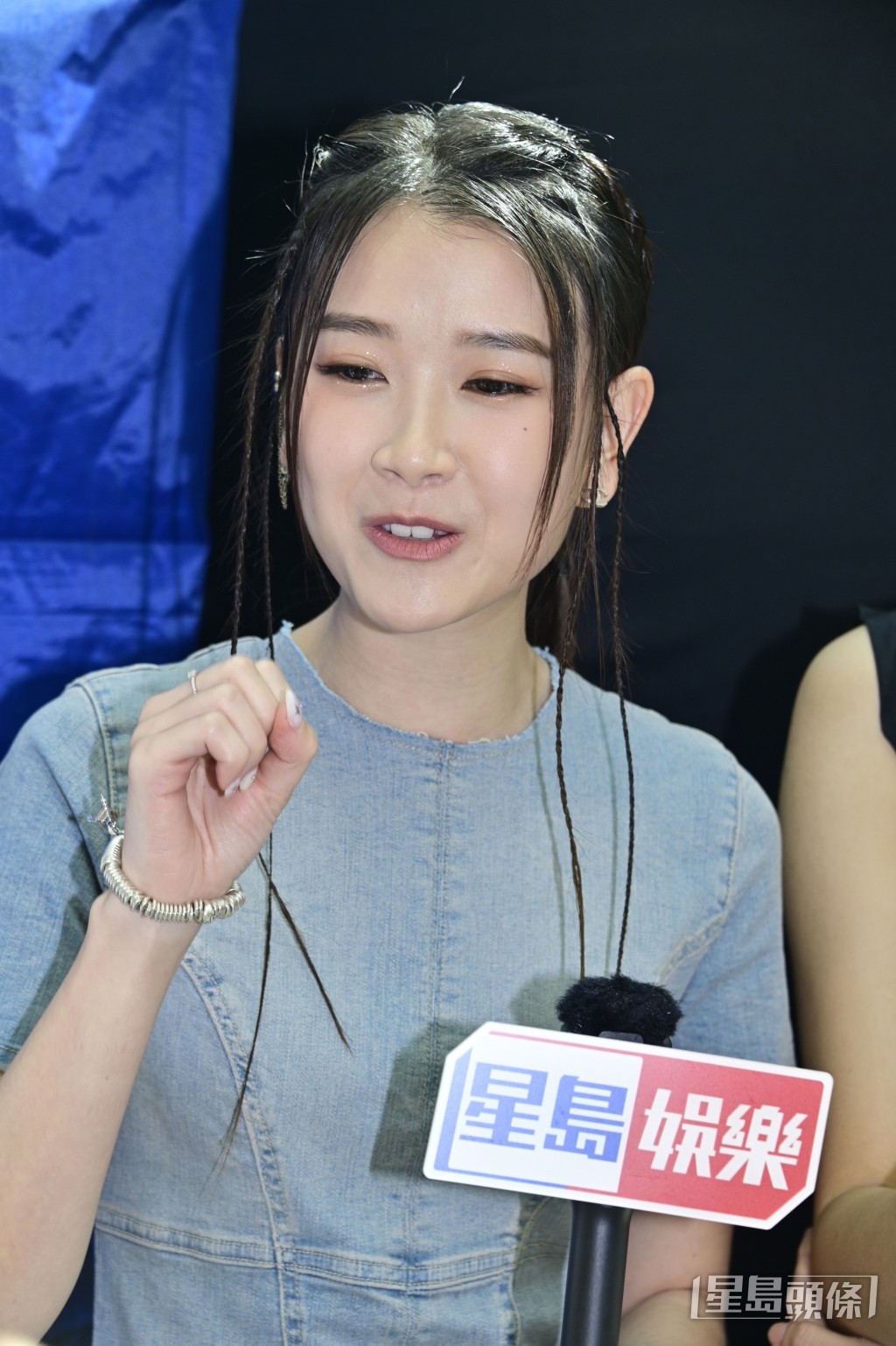 潘靜文說:「我很討厭煙味,很臭,不要說親吻,噴出來的氣都是臭的。」 潘靜文說:「我很討厭煙味,很臭,不要說親吻,噴出來的氣都是臭的。」