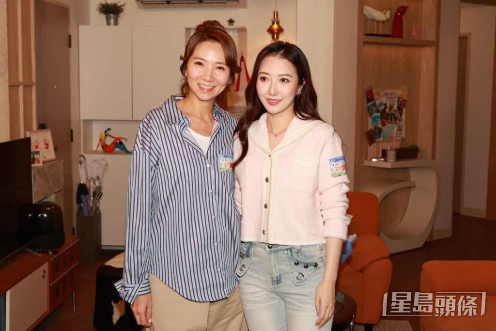 車婉婉和何依婷合照。