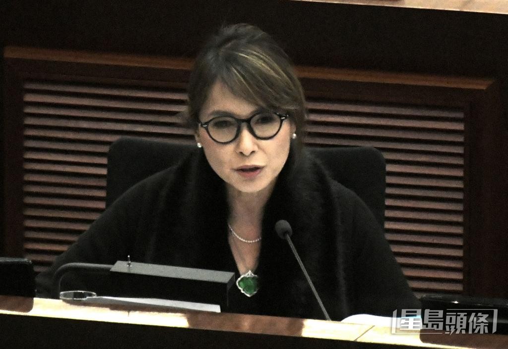 立法會議員江玉歡指,法改會早在2022年建議制訂針對網絡罪行的法例,促請政府盡快修例。 立法會議員江玉歡指,法改會早在2022年建議制訂針對網絡罪行的法例,促請政府盡快修例。