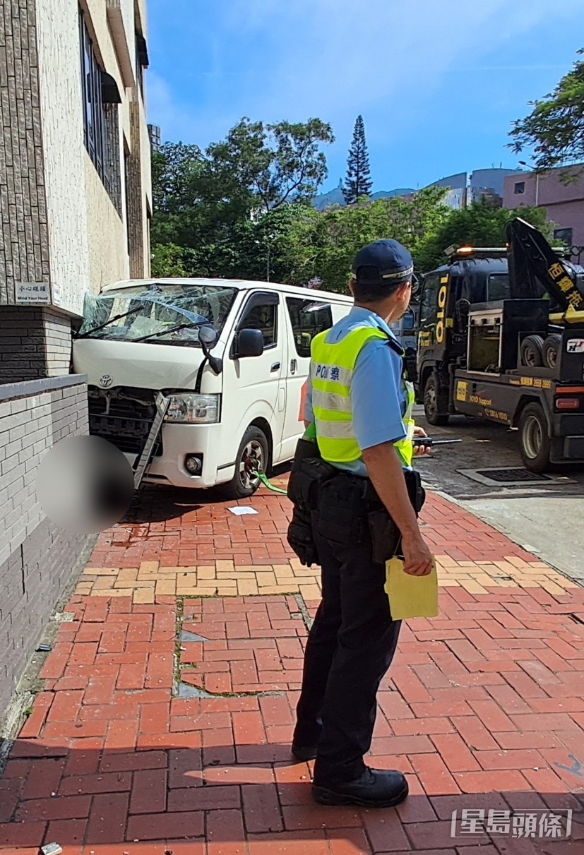 客貨車剷上行人路撞外牆。林思明攝