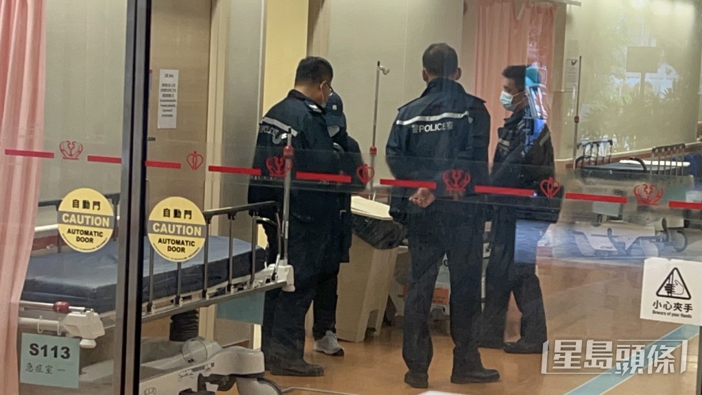 警員到醫院了解事件。楊偉亨攝 警員到醫院了解事件。楊偉亨攝