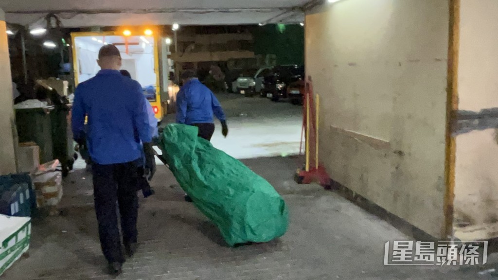 仵工從太安樓移走兩名死者遺體。蔡楚輝攝