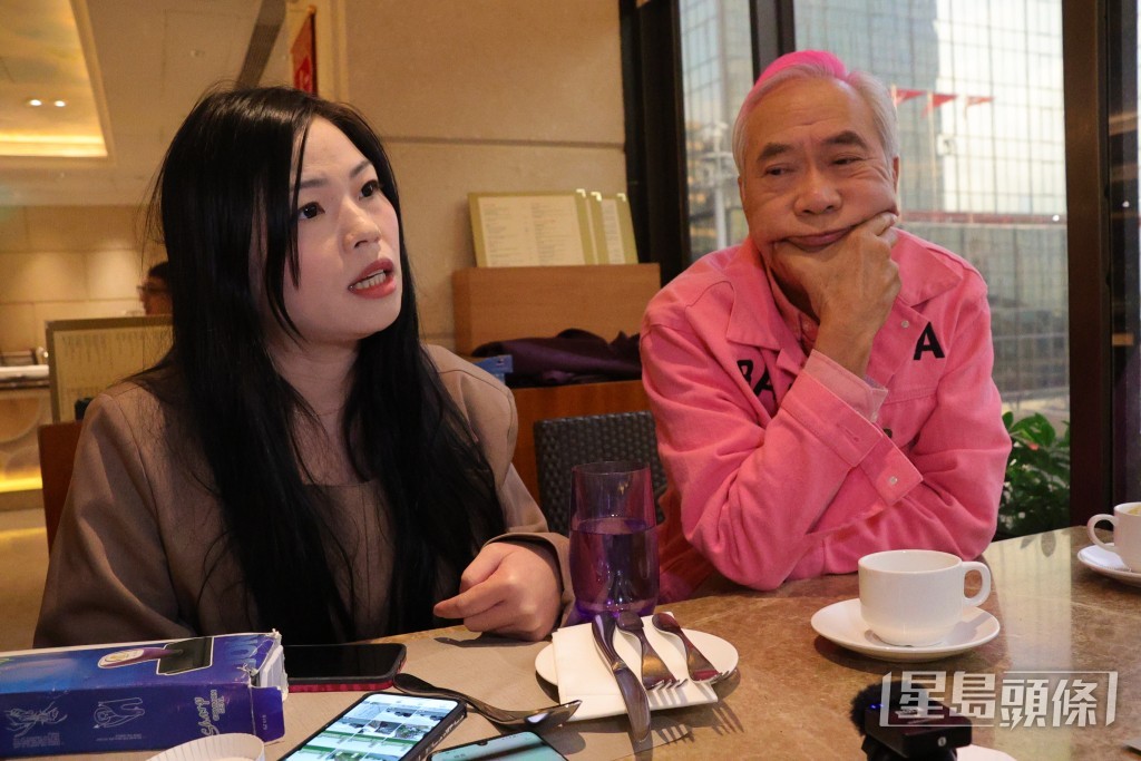 基哥從旁力撐「嫩妻」。