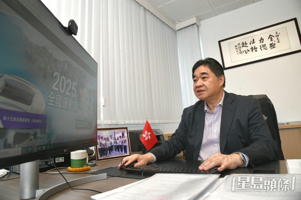 蔡玉坤在體院辦公室掛上寫有「全力以赴，無愧於心」的牌匾。