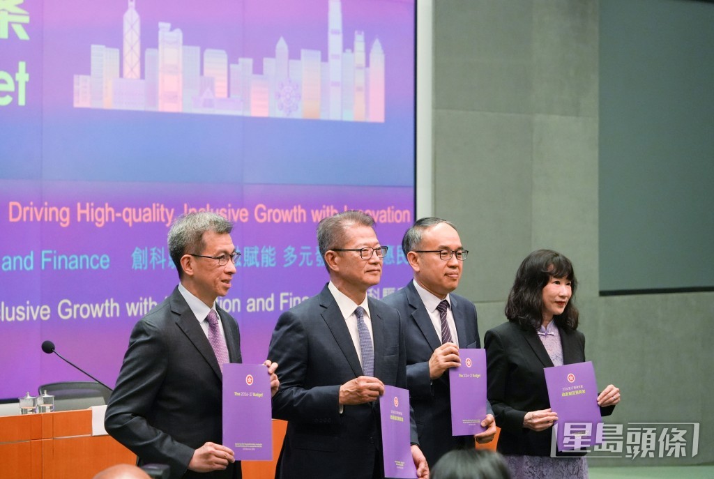 陳茂波(左二)出席財政預算案記者會。吳艷玲攝 陳茂波(左二)出席財政預算案記者會。吳艷玲攝