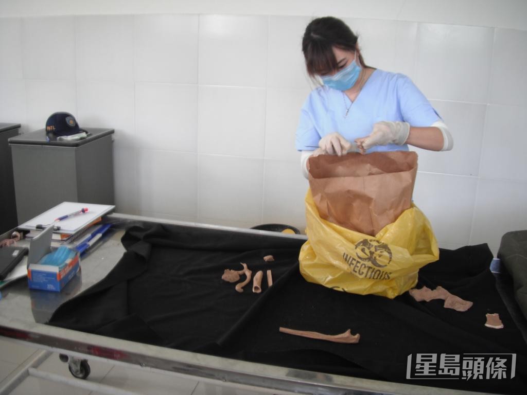 李衍蒨曾到非洲索马利兰，考察战争罪行并挖掘乱葬岗。 受访者提供