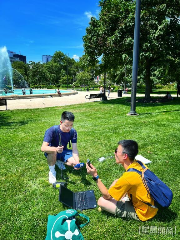 博士畢業時，朱毅豪與同學在美國費城旅行，即興在當地公園收集氣溫數據。 受訪者提供