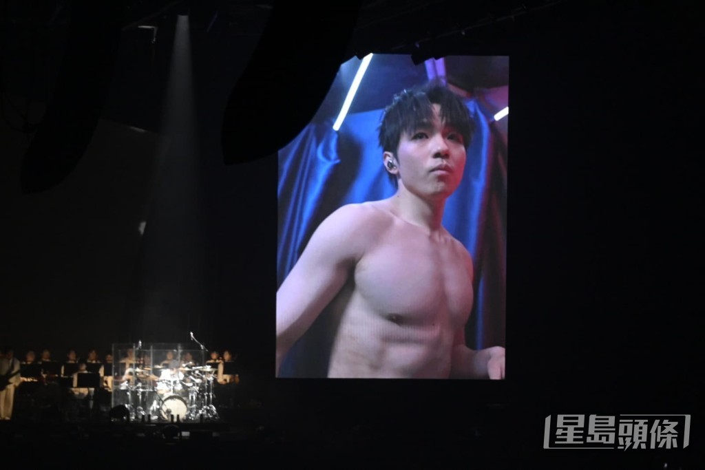 Ian在演唱會影片中赤裸上身、大騷結實肌肉。