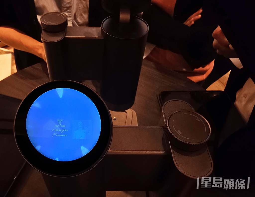 周大福為天然鑽石提供「T·MARK」度身訂造服務,可在鑽上刻劃留言及個人相片,精細程度需以150倍顯微鏡才看見。 周大福為天然鑽石提供「T·MARK」度身訂造服務,可在鑽上刻劃留言及個人相片,精細程度需以150倍顯微鏡才看見。