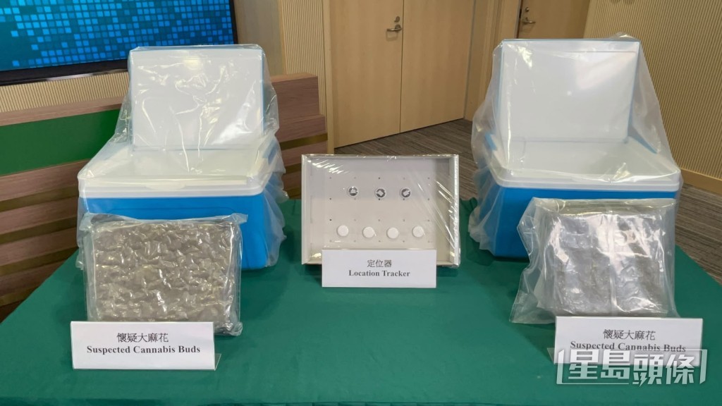 檢獲大麻及定位追蹤器。楊偉亨攝 檢獲大麻及定位追蹤器。楊偉亨攝