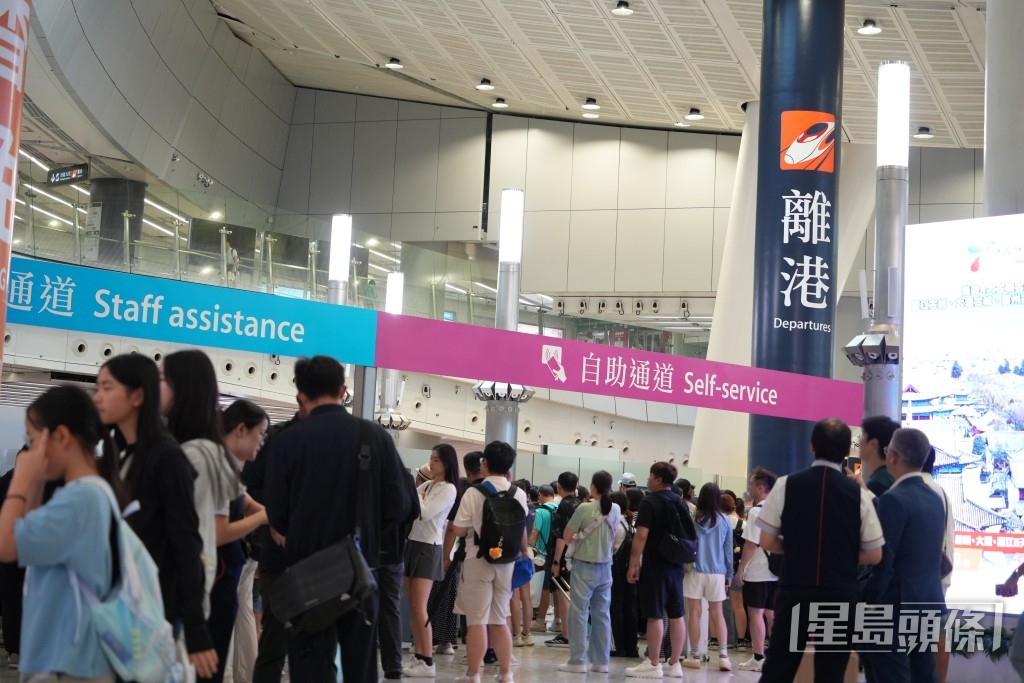 《星島頭條》記者到高鐵站察看人流,大批市民經離境通道有序排隊過關。 《星島頭條》記者到高鐵站察看人流,大批市民經離境通道有序排隊過關。