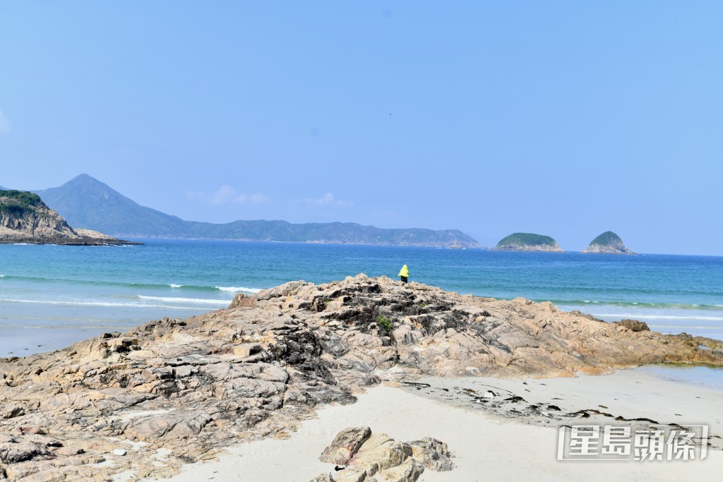 記者卻在營地發現不少垃圾,更有石頭圍著木炭的生火痕跡。盧江球攝 記者卻在營地發現不少垃圾,更有石頭圍著木炭的生火痕跡。盧江球攝
