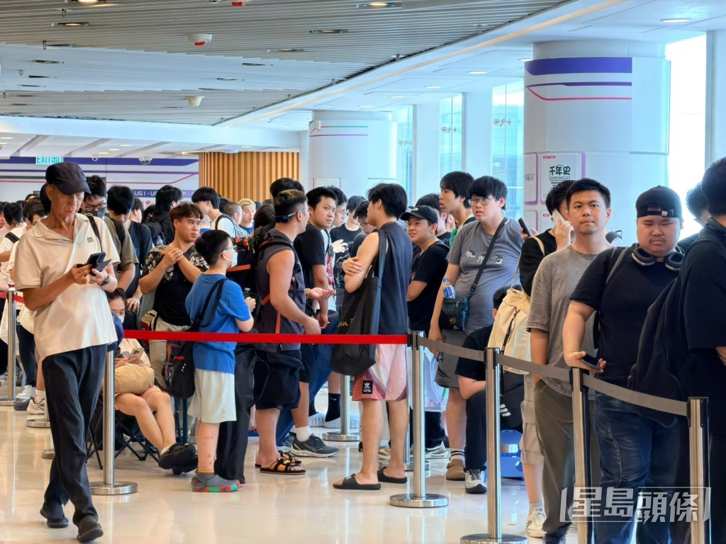 未開售已有逾200人排隊。 未開售已有逾200人排隊。