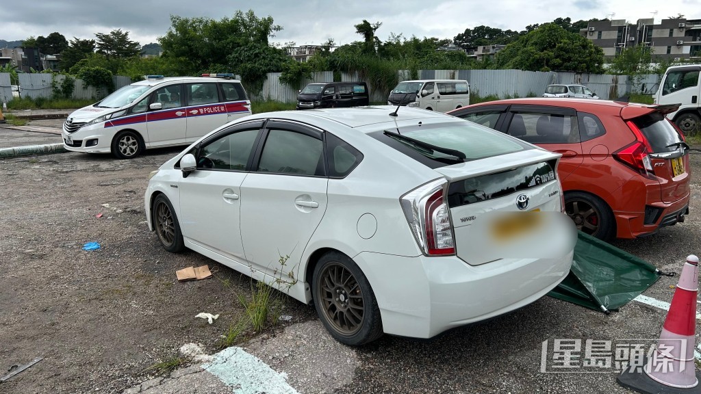 男子車內燒炭自殺亡。 男子車內燒炭自殺亡。