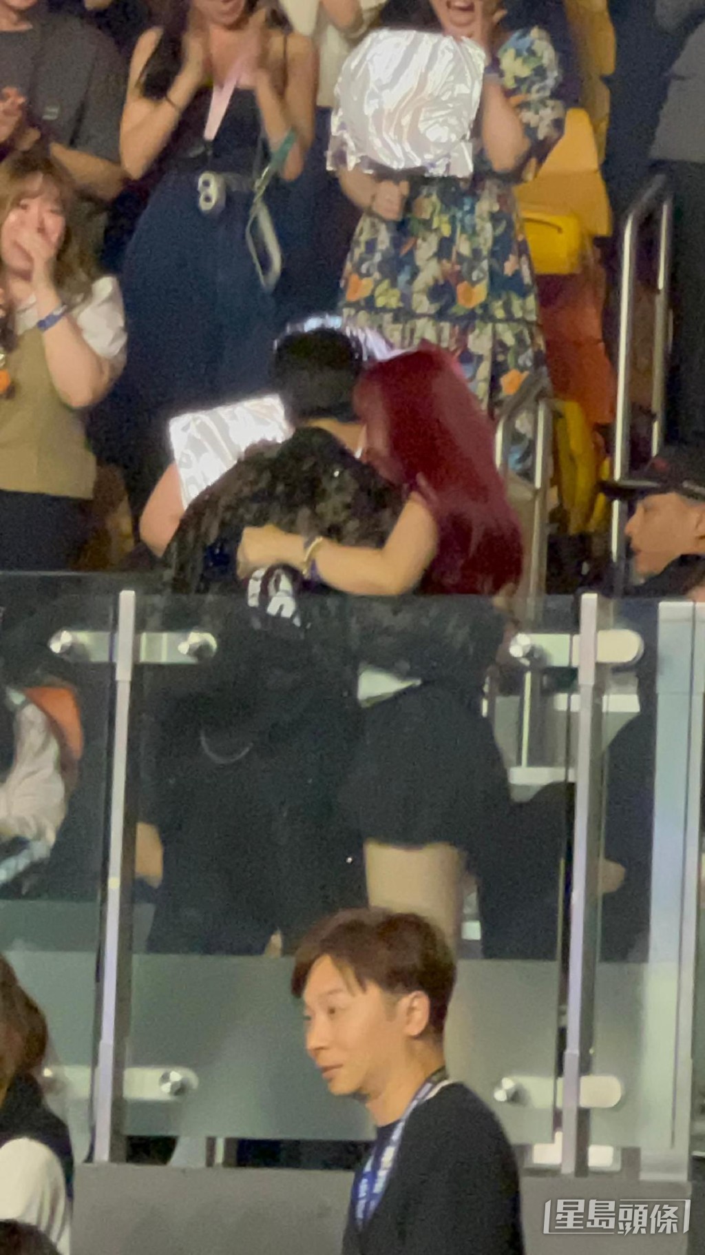 龜梨走落觀眾席，親自送禮物到女粉絲手上。