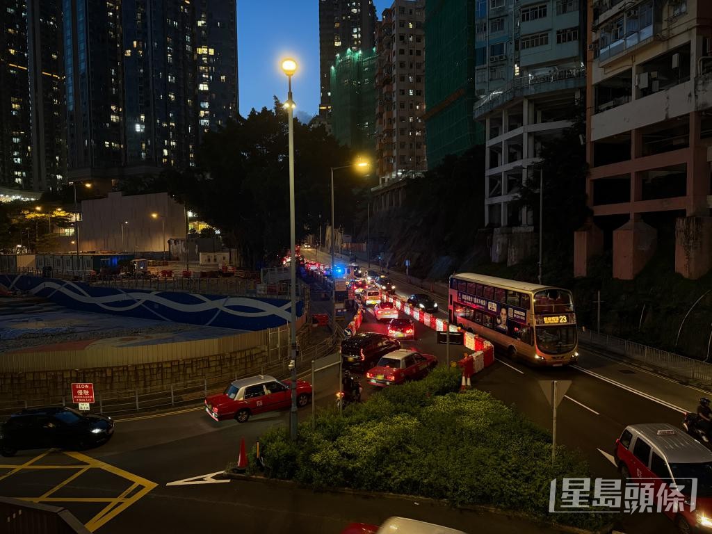 非繁忙時間,觀塘迴旋處往協和街方向仍出現「車龍」。 非繁忙時間,觀塘迴旋處往協和街方向仍出現「車龍」。