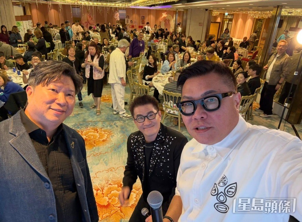 胡慧冲和堂弟胡家健(左)曾一起在港酒樓登台。